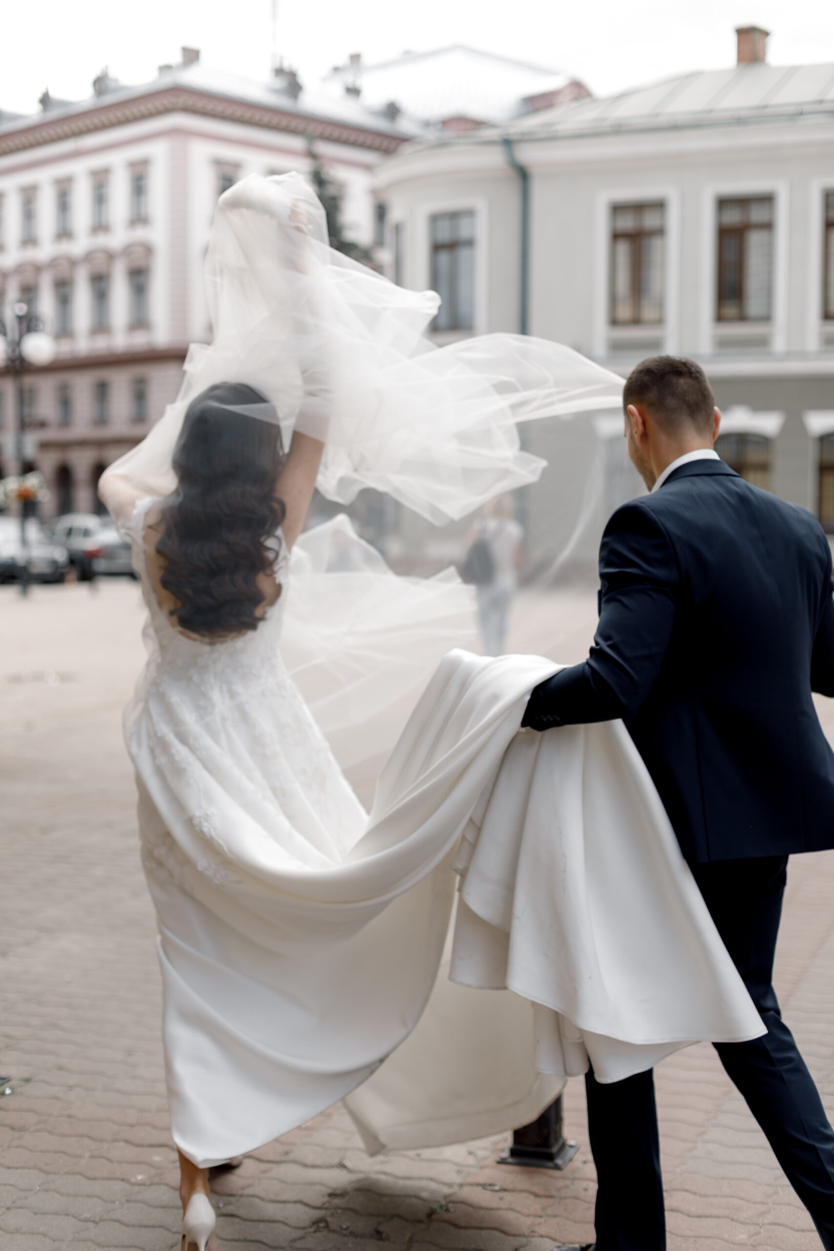 Elegantes Brautpaar in der Stadt Mariage Hochzeitsplanung by Mandy